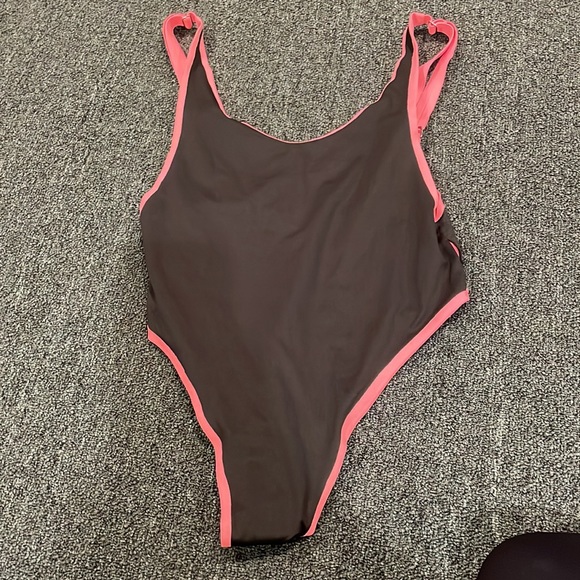 Reversible one piece coral to black small to medium. Adjustable straps - Picture 3 of 3